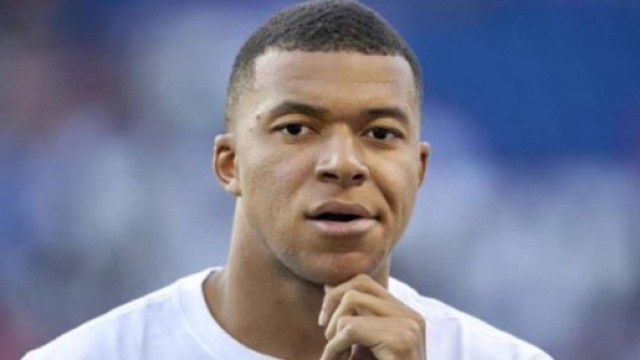 En ce 1er ao&ucirc;t, Kylian Mbapp&eacute; est toujours un joueur du PSG, ce qui co&ucirc;terait 40 millions d'euros au PSG. (@marca)
