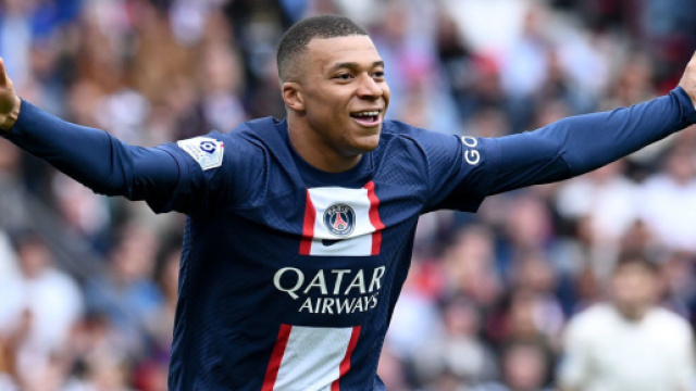 L'avenir de Kylian Mbapp&eacute; est incertain. Nous voici le 10 ao&ucirc;t et les deux parties semblent d&eacute;termin&eacute;es &agrave; camper sur leur position. (@ActuFoot_)