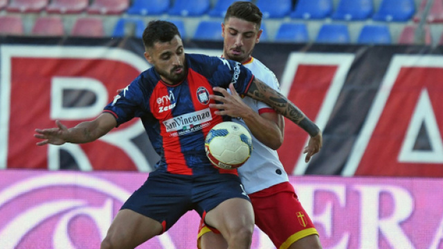 Gli occhi del Messina sull'attaccante Bernardotto del Crotone