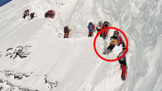 K2: l'accusa agli alpinisti: 'Scavalcato lo sherpa morente per non perdere il record'