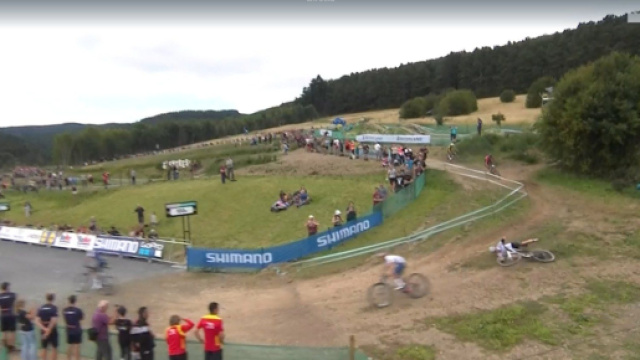 Mondiali mtb, la caduta di Schwarzbauer dopo il contatto con Pidcock.