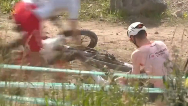 La caduta di Mathieu Van der Poel ai Mondiali Mtb di Glasgow.