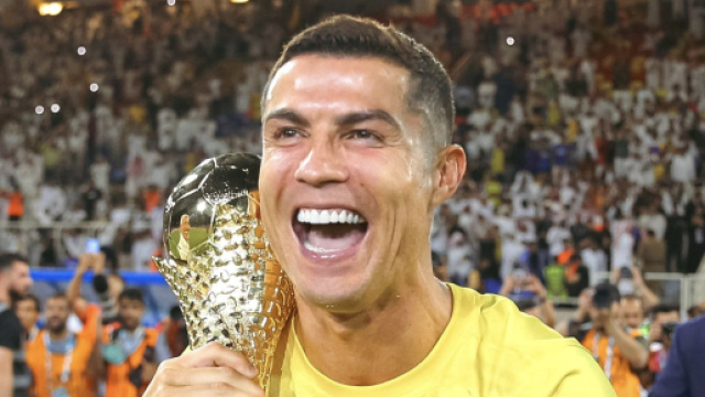 Apr&egrave;s la victoire de Cristiano Ronaldo avec Al-Nassr en Arab Champions Cup, certains fans se sont moqu&eacute;s du troph&eacute;e. (@Cristiano)