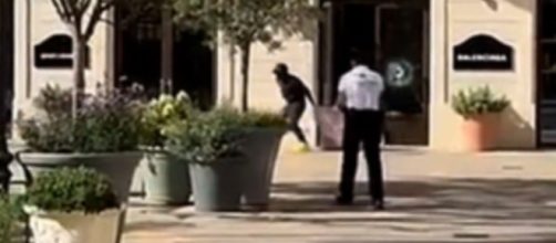 Los ladrones salieron de la tienda cargados con sacos llenos de art&iacute;culos de valor (Twitter, @AdnCataluna)