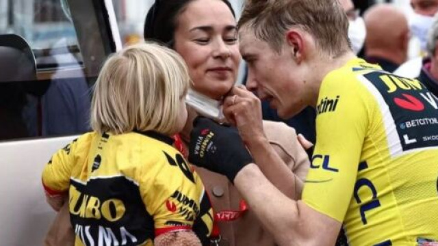 Jonas Vingegaard con la moglie Trine e la figlia Frida.