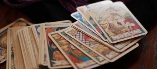 Embora o tar&ocirc; n&atilde;o indique o caminho exato a seguir, ele &eacute; capaz de oferecer op&ccedil;&otilde;es e reflex&otilde;es (Reprodu&ccedil;&atilde;o/Pixabay)