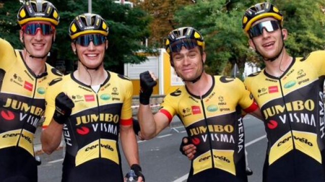 Ciclismo, Michael Hessmann con i compagni della Jumbo Visma al Giro d'Italia.
