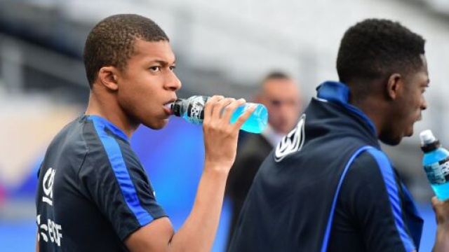 Mbapp&eacute; ravit de l'arriv&eacute;e de Demb&eacute;l&eacute; au PSG. (screenshot Twitter - @_BeFootball)