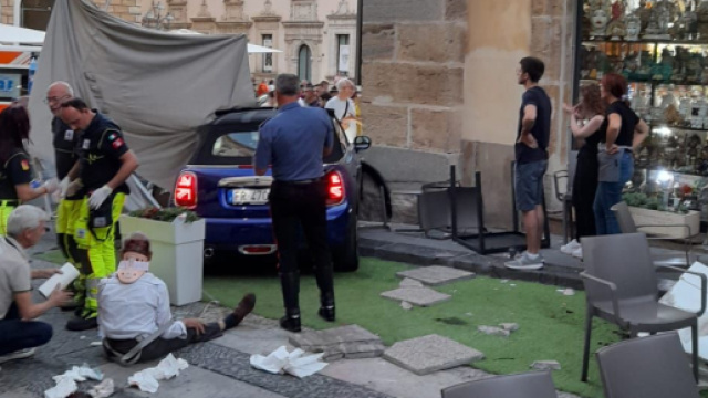 Auto travolge tavolini bar in piazza a Caltagirone.