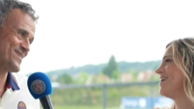 Luis Enrique tr&egrave;s complice avec Ambre Godillon (capture Twitter @PSG_inside)