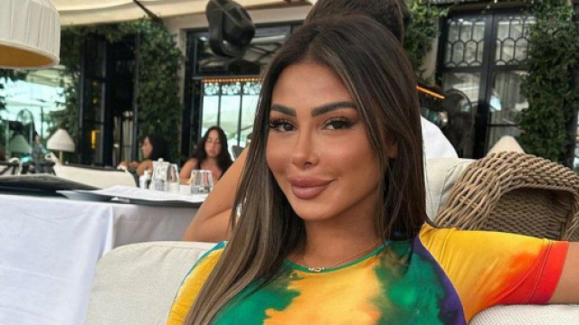 Maeva Ghennam (C'est la famille) tr&egrave;s inqui&egrave;te : ses injections dans les fesses tournent au drame ! (Screenshot Instagram @maevaa.ghennam)