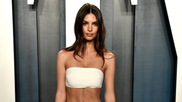 Tendenze moda e outfit, autunno 2023, la gonna lunga a pareo di Elodie e gli stivali di Emily Ratajkowski.