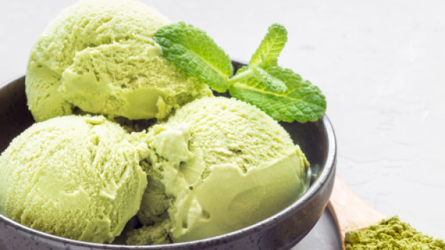 Tre tipi di gelati vegani: al burro di pecan, alla fragola e all'anacardio matcha.