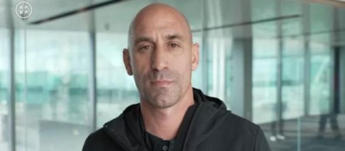 El ministro Miquel Iceta tach&oacute; de 'inaceptable' el comportamiento de Luis Rubiales (Captura de pantalla de Telecinco)