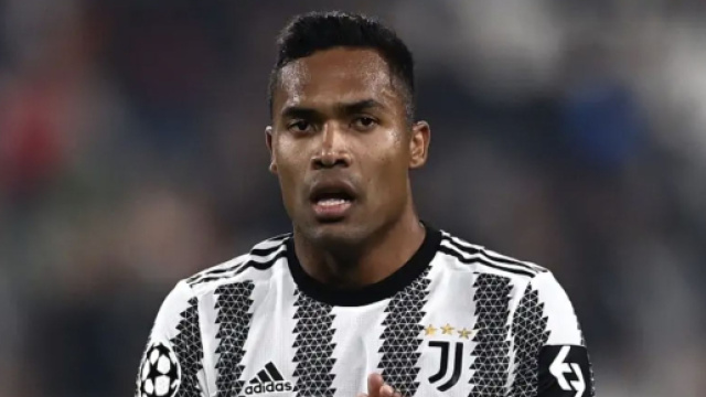 Juventus, ci sarebbe anche Alex Sandro fra i possibili partenti.