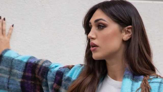 Tendenze moda e outfit per l'autunno 2023, la camicia a righe di Cecilia Rodriguez e il blazer di Angelina Jolie