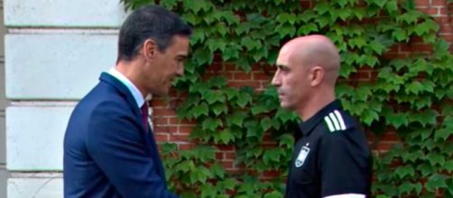 Pedro S&aacute;nchez y el presidente de la RFEF se dieron un breve apret&oacute;n de manos en el Palacio de la Moncloa (Captura de pantalla de TVE)