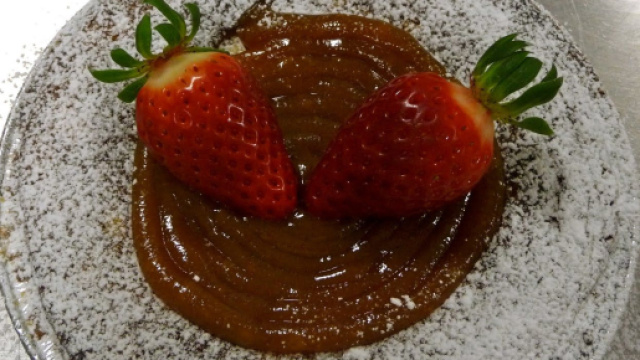 Fragole al cioccolato e caramello, un dessert dolce dolce.