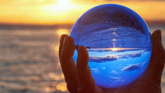 Oroscopo 24/08: il Cancro dovrebbe trovare equilibrio tra salute ed eccessi con il cibo.