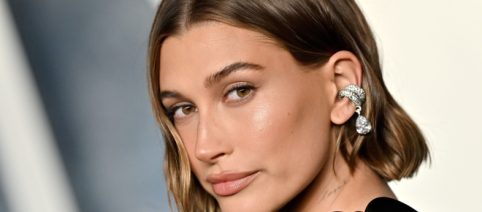 Tagli capelli ringiovanenti autunno 2023: il lob e il castano cannella di Hailey Bieber