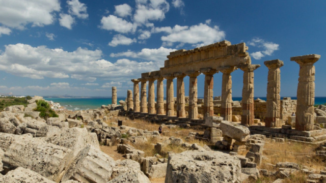 Selinunte, scoperta la testa di marmo di un leone, decorazione di un tempio antico