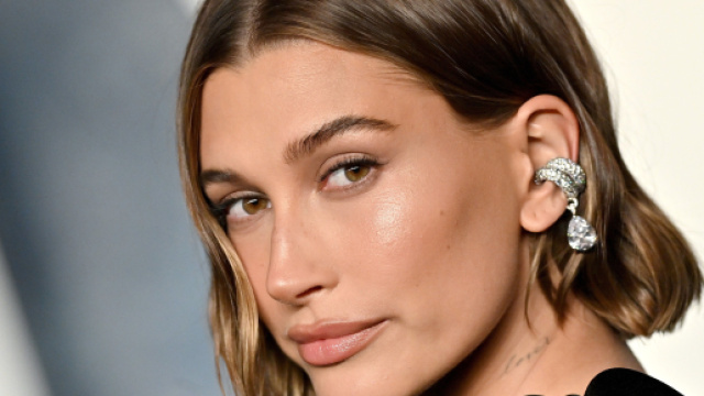 Tagli capelli ringiovanenti e tonalit&agrave; per l'autunno 2023, il Ciannamon cookie butter di Hailey Bieber e il lob