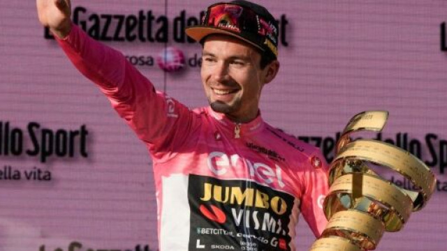 Ciclismo, il vincitore del Giro d'Italia Primoz Roglic.