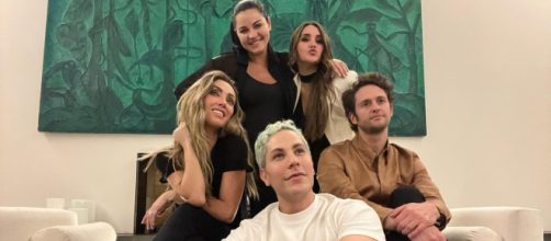 Anahi, Dulce Mar&iacute;a, Maite, Christian e Chistopher em um das reuni&otilde;es do grupo antes da Soy Rebelde Tour (Reprodu&ccedil;&atilde;o/Twitter)