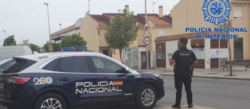 Los polic&iacute;as arrestaron a un joven de nacionalidad portuguesa (Twitter, @policia)