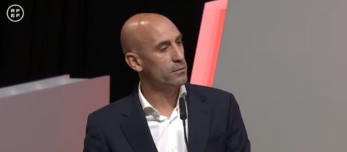 Luis Rubiales dijo que el beso con Jennifer Hermoso hab&iacute;a sido 'consentido' (Twitter, rfef)
