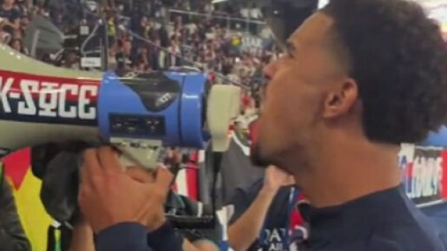 Warren Za&iuml;re-Emery avec les fans du PSG (capture Twitter Actu Foot)