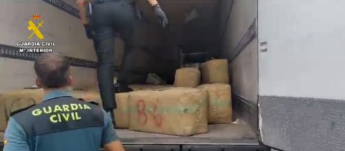 La Guardia Civil logr&oacute; intervenir dos furgonetas durante el operativo (Twitter/guardiacivil)