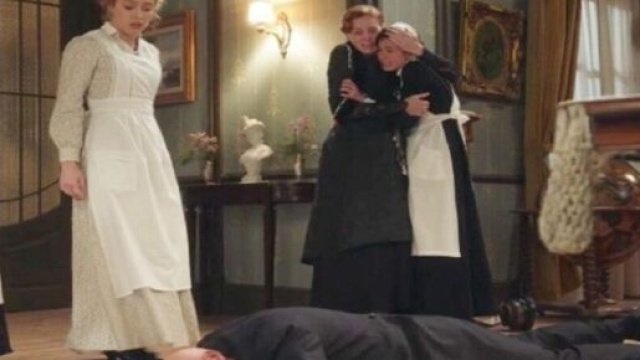 La Promessa, spoiler: Pia uccide il barone colpendolo con una statuetta.