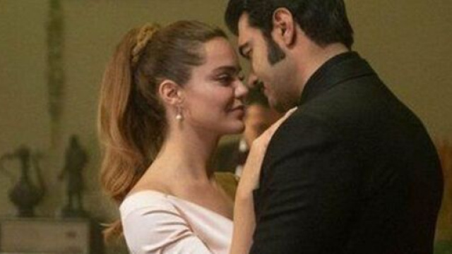 Terra amara, trame turche:Demir lascia Umit e chiede a Zuleyha di sposarlo.