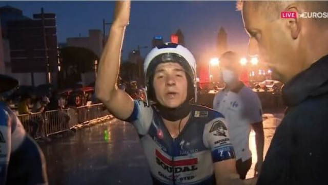 Vuelta Espa&ntilde;a, la protesta di Remco Evenepoel a Barcellona.