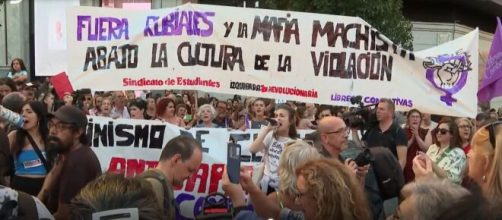 Mujeres manifestantes apoyaron a Jenni Hermoso en una gran concentraci&oacute;nen en Madrid (Captura de Telecinco)