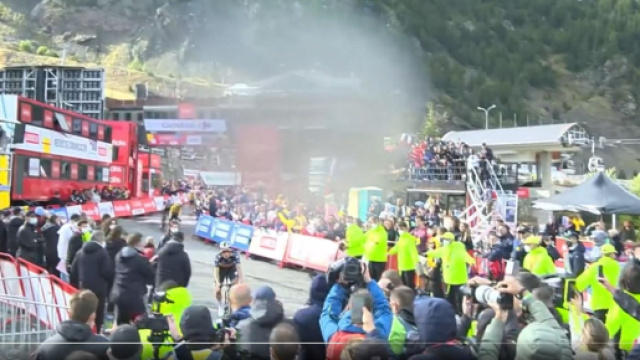 Vuelta, Evenepoel vince ad Arinsal, ma cade al traguardo: 'C'era una curva dopo 50 metri'.
