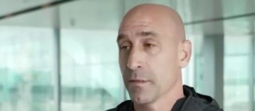 La imagen de Luis Rubiales en el mundo del f&uacute;tbol se opaca tras besar en la boca a la deportista Jenni Hermoso (RFEF))