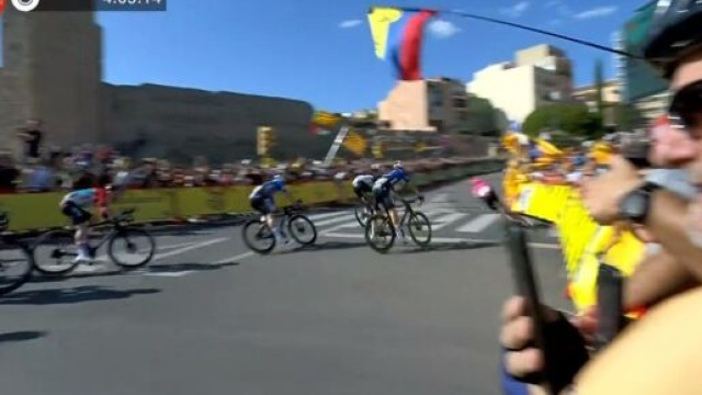 Ciclismo, la caduta di van den Berg nel finale della terza tappa della Vuelta Espa&ntilde;a.