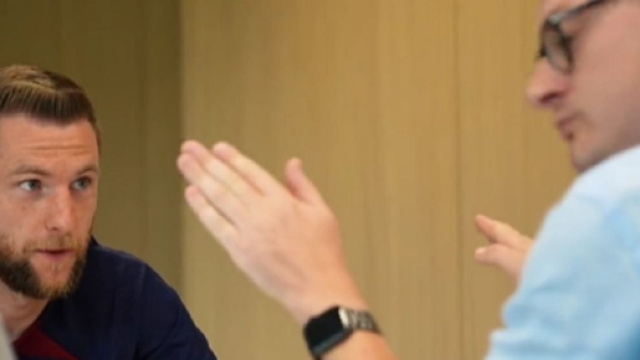 Skriniar apprenant le fran&ccedil;ais (capture Twitter @PSG_inside)