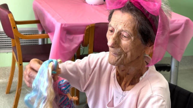 Barbie in aiuto delle persone con Alzheimer