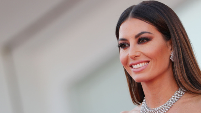 Tendenze moda e outfit estate 2023, gli shorts in denim di Emily Ratajkowski e il vestito crochet di Elisabetta Gregoraci