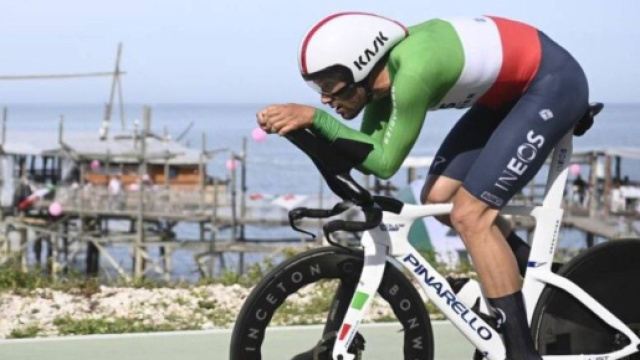 Ciclismo, Filippo Ganna in sella alla Pinarello Bolide.