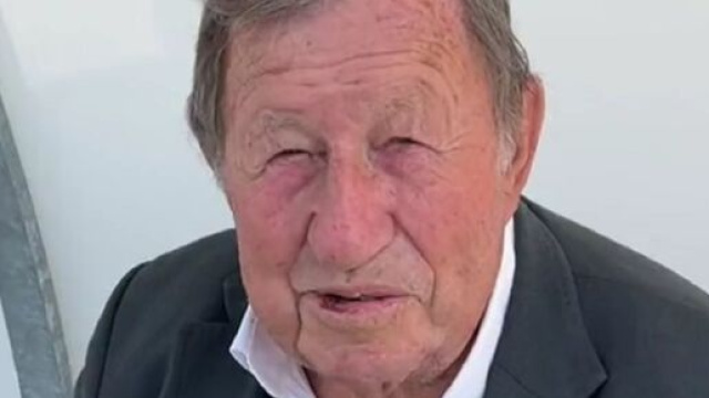 Guy Roux de nouveau sur le banc de l'AJ Auxerre (capture Twitter AJ Auxerre)