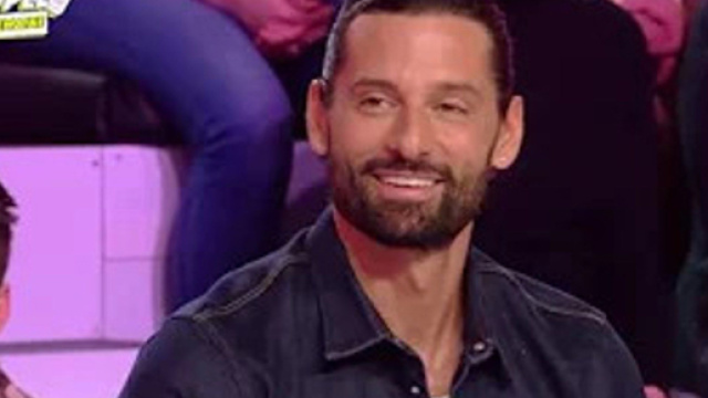 Hugo Manos dans une &eacute;mission produite par Cyril Hanouna : TPMP People. Source : capture d&rsquo;&eacute;cran C8.