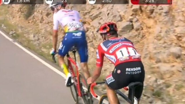 Ciclismo, Remco Evenepoel attardato sulla salita di Javalambre.