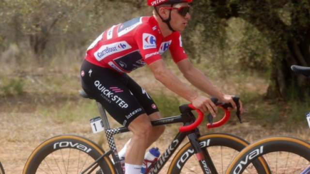 Ciclismo, Remco Evenepoel in maglia rossa alla Vuelta Espana.