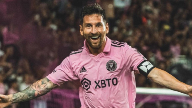 Messi et Ronaldo dans le XI de l&eacute;gende de Chat GPT. (screenshot Twitter - @NaikyOh6)