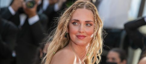 Tendenze moda e outfit, estate-autunno 2023: i pantaloni a palazzo di Chiara Ferragni