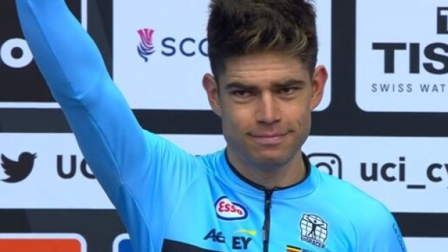 Wout van Aert sul podio dei Mondiali di ciclismo.